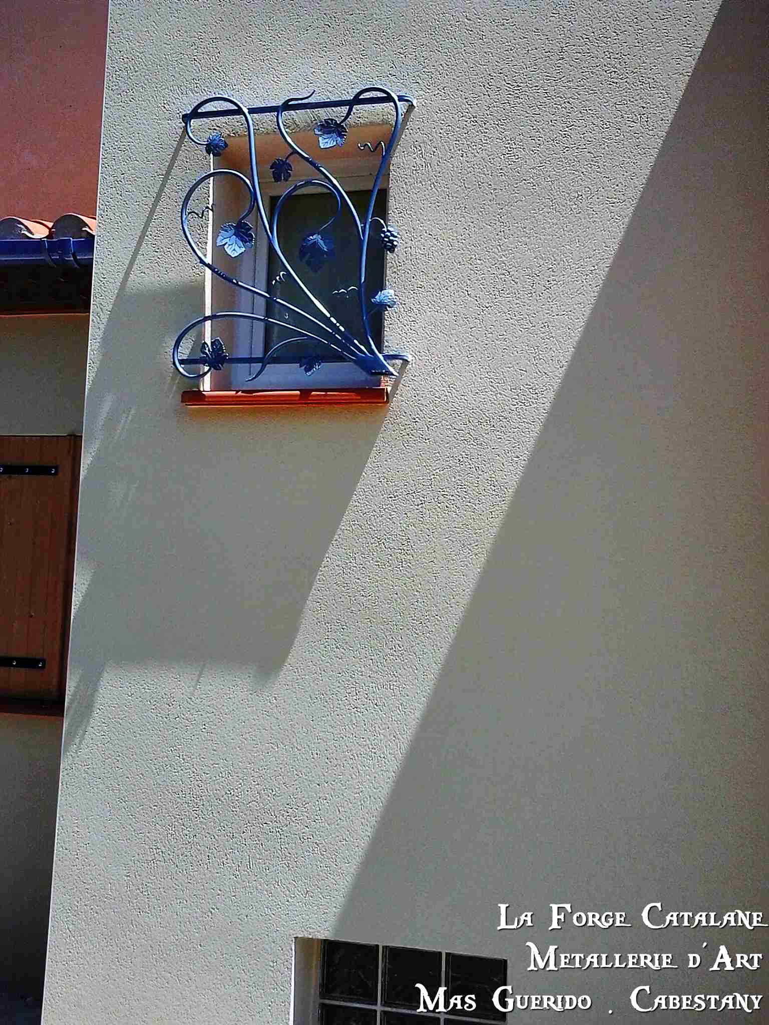 grille protection fixe decorative vegetale fer forge catalane cabestany (2).jpg